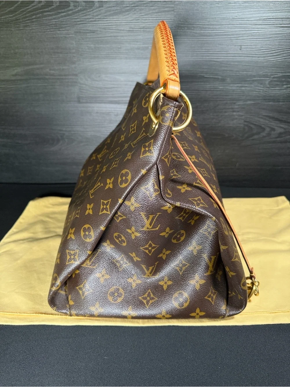 ✨ 100% Authentic Louis Vuitton Artsy MM Monogram ✨
